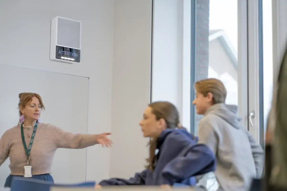 c1710_attention_white_strobe_classroom_2501_hi