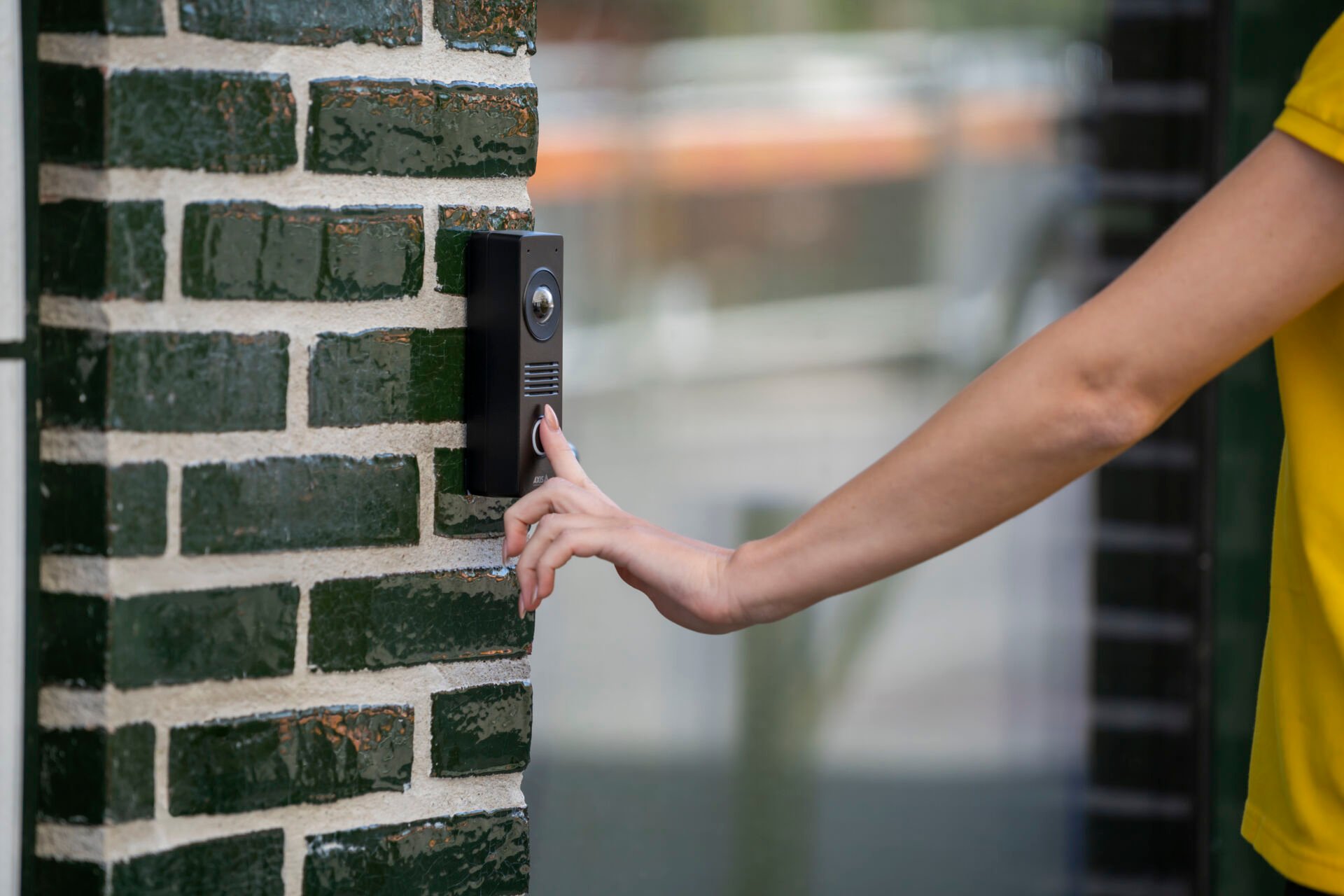 i8116e_courier_at_delivery_door_02_2509_hi_Mediaportal - Web JPG