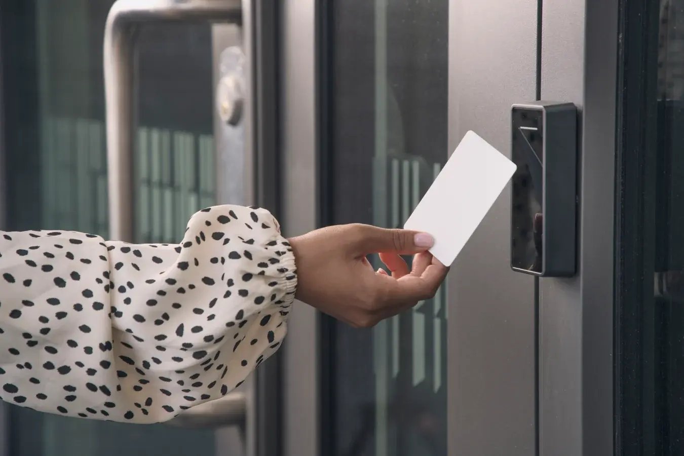 access-card-reader-1350x900